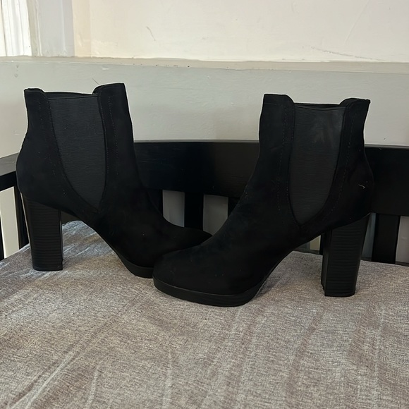 NEW never worn Forever 21 black suede heeled Chelsea boot size 10 - Picture 3 of 6
